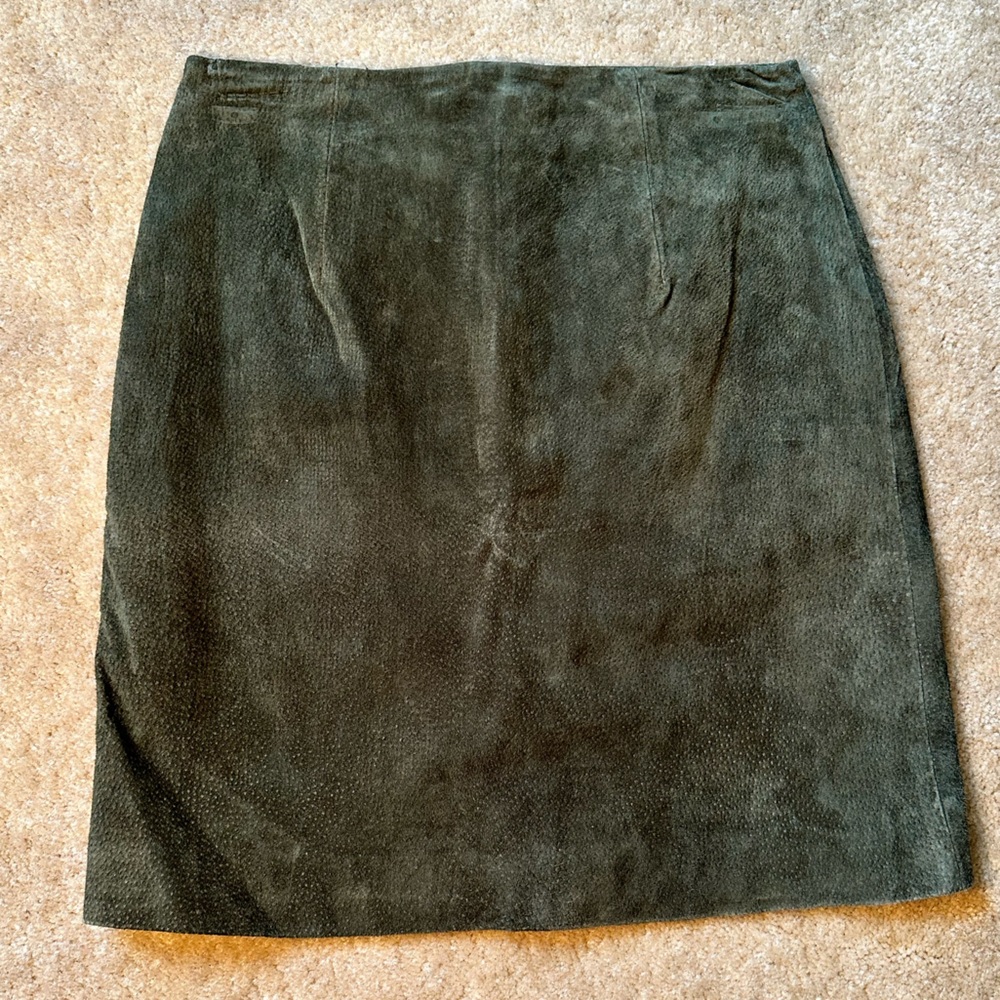 Cayenne Leather Vintage Olive Green Suede 100% LeatherSkirt. Women’s size 6.